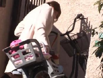 家まで特定されて付け狙われた奥さんさん→プロレイパーに侵入されてイラマチオレイプ！素人人妻のエロ動画