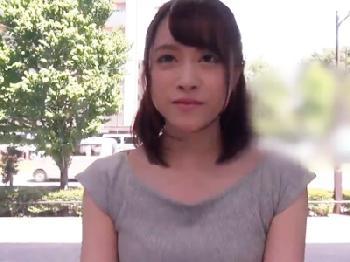 高学歴な清麗女子大生を深く挿さる寝バックでポルチオ刺激→中イキ仰け反り絶頂させる素人美少女ナンパのエロ動画