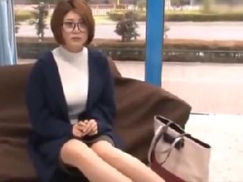 メガネの似合う素人巨乳お姉さんがマジックミラー号で流されてパコ展開めがねぶっかけのエロ動画