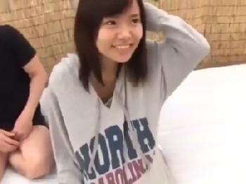 あどけない童顔少女がナンパされて2人がかりでズボズボハメられる素人ロリ美少女3Pのエロ動画