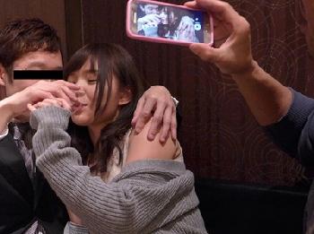 付き合って2年…結婚を2週間後に控えた彼女が同窓会で中出し寝取られされるなんて！巨乳お姉さんのエロ動画