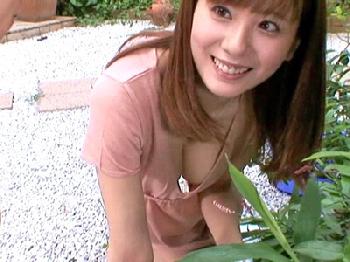 動くたびに胸元がチラチラ見える痴女に理性崩壊巨乳お姉さんのエロ動画