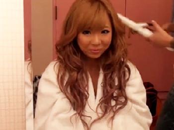 日焼け跡がエロい巨乳ギャルがマイクロビキニ姿でマゾ男を責めるM男フェラのエロ動画