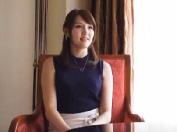 上品だけどエロ顔な美人奥さんとホテルで濃密密通交尾!人妻お姉さん顔射のエロ動画