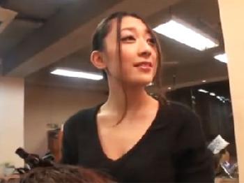 『何かおっきくなってますよ…』お客肉棒が欲しくなり自分から股開いちゃう変態美容師にぶっかけるお姉さん痴女のエロ動画