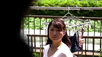 情欲が強過ぎてお母ちゃんに好き放題する息子を受け入れてしまう人妻熟女フェラ顔射のエロ動画