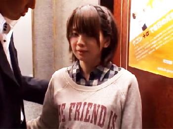 『んーダメ…聞こえちゃうよ…』美形少女がトイレでホスト男根に責め立てられちゃう美少女ロリぶっかけのエロ動画