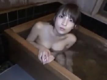 巨大乳お姉さんが男根を洗ってくれる銭湯を発見!痴女フェラ手コキのエロ動画