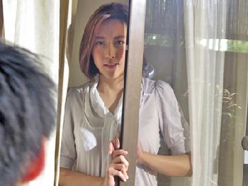 年下の男の猛々しい肉棒の虜になって密通するマダム巨乳人妻松下紗栄子のエロ動画