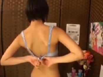 ショートヘアのボーイッシュ系少女がアブノーマルマッサージ師の激しいピストンで絶頂美少女水着ぶっかけ盗撮湊莉久のエロ動画