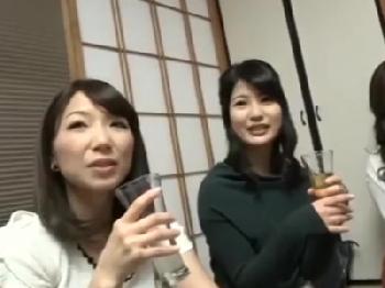 はめたい盛りな生保レディ達と合コン開始→酒の勢いに任せた乱交パコ！巨乳素人痴女人妻中出しハメ撮りのエロ動画