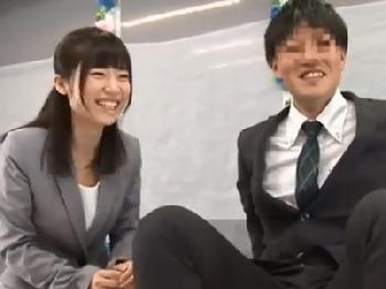 お金の誘惑に負けて部下の中出し精液を受け入れる先輩OL素人お姉さん盗撮のエロ動画