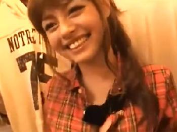 笑顔の可愛いハーフ美形お姉さんとこっそりパコ→精液ぶっかけのエロ動画