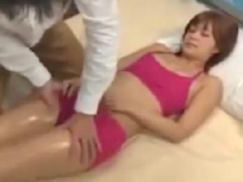 マジックミラー号でマッサージ体験→案の定中出しセックスに発展しちゃった素人娘W美少女痴女のエロ動画