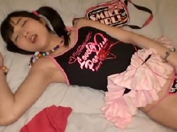 大人陰茎に中出しされてアヘ顔ダブルピースしちゃう幼顔ヤリマン美少女ロリハメ撮りのエロ動画