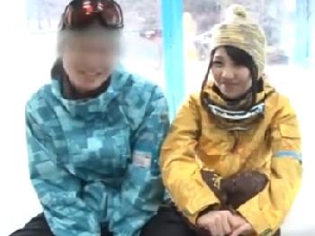 彼氏の横でマッサージ体験→案の定中出し寝取られちゃった素人娘美少女のエロ動画