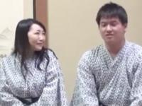 温泉旅行に来た家族→お父さんを無視して息子とパコる痴女妻巨乳素人人妻中出し近親相姦盗撮のエロ動画