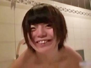 あどけなさすぎ本物女子校生がオジサンと援助交際ハメ撮り素人美少女顔射のエロ動画