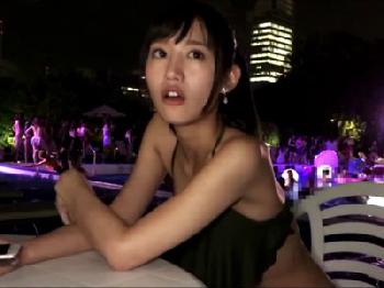 ナイトプールでナンパ待ちしてたきれいなお姉さん連れ込み→かわいい顔してエロい娘に鬼ピス制裁素人美少女ハメ撮りぶっかけのエロ動...