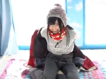 彼氏と別れたばかりの山本彩似ミニ系が初対面の男とマジックミラー号でパコ素人美少女ロリのエロ動画