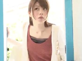 「え…どうしよう」MM越しに夫がいるのにも関わらず他人棒で感じまくりな美人奥さん素人人妻中出しマッサージのエロ動画