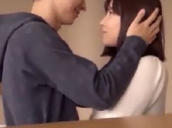 あどけないオネダリ顔で見つめてくる清潔感のある童顔娘と愛情パコ美少女ロリぶっかけのエロ動画