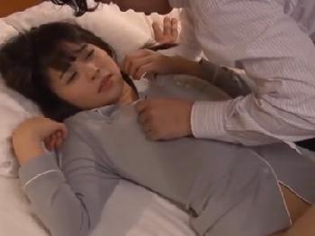 強烈かわいい後輩OLと出張先のホテルで一泊→当然顔面射精パコ展開W素人お姉さん顔射のエロ動画