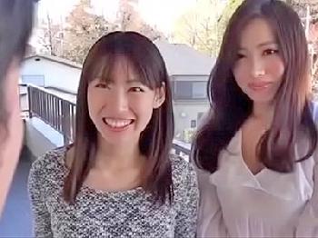 お母さんの連れてきた美人若奥様と川の字就寝→母のオナニー横目にパコW巨乳お姉さんのエロ動画