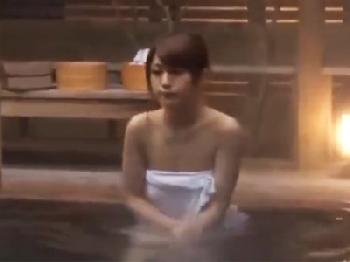 ガチの素人主婦がプロ男優と男女混浴ハメ開始→あまりの凄いテクに初の痙攣イキ!人妻中出し盗撮のエロ動画