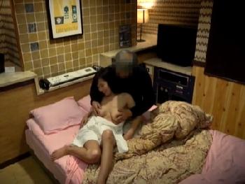 地方のラブホテル隠し撮りが流出か！？白髪交じりのオッサンがまだまだ現役を見せつけて素人主婦と本番プレイ巨乳人妻盗撮のエロ動画