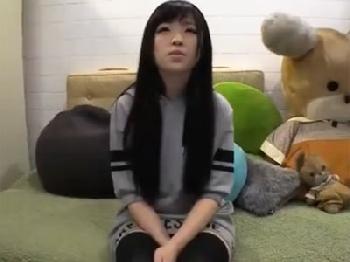 小柄で可愛い黒髪ロングの美形少女が自宅でのハメでイカされ放心状態素人美少女ロリ顔射のエロ動画