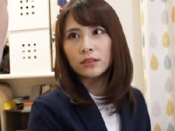 スッピンが幼いきれいな女性上司の家にお泊りした部下が猛烈興奮MAXで抑えきれずに‥お姉さんOL顔射のエロ動画