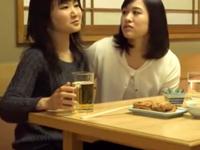 居酒屋でこっそり手マンしたら色情した女友人を自宅連れ込みラブパコ巨乳お姉さん顔射のエロ動画