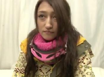 カップルでスノボにきてた彼女をマジックミラー号で寝取りマッサージ素人美少女ナンパのエロ動画