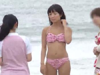 女性スタッフを使ってナンパさせ警戒心をといてマジックミラー号パコ素人美少女水着のエロ動画