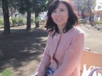 『緊張してます…』不貞サイトで知り合った欲求不満妻とハメ撮り素人人妻顔射のエロ動画