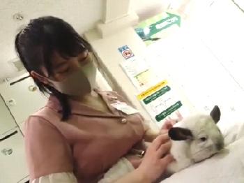 ハメ撮り前にペットショップでラブラブデート！ウサギよりも乳房が気になる素人と個人撮影巨乳美少女ロリのエロ動画