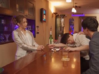 「2人とも好きなポイント一緒なのねぇ♡」スナックの母親が見た目によらないドヘンタイW巨乳お姉さん痴女友田彩也香のエロ動画