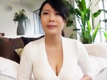 欲求不満の巨大オッパイ妻がJAV応募→夫が仕事中に自宅で寝取られ中出し交尾巨乳素人人妻ハメ撮りのエロ動画