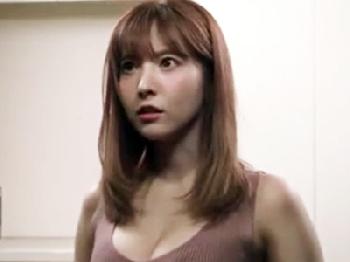 酔っ払って寝込んでる夫を横目に部下と密通交尾に夢中の若奥様巨乳人妻のエロ動画