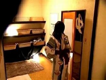 寝取られ男女混浴温泉に自分の妻を向かわせる夫→夫の姿が見なくなったところで他人棒にむしゃぶりつき素人痴女人妻盗撮のエロ動画