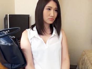 セックスレスの美形マダムが電動マッサージ器責めで欲情したので生ズボしてガッツリ種付けW素人人妻中出しハメ撮りナンパのエロ動画