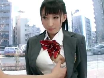 しつこい乳首責めと手マン攻撃でアソコが大洪水のポニテ女子校生と顔面射精パコ美少女顔射のエロ動画