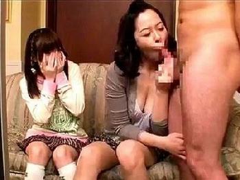 「嘘でしょ！？お母さぁんっ！」実娘のまえで他人棒に食らいつく欲求不満ママの公開不貞素人美少女痴女人妻のエロ動画