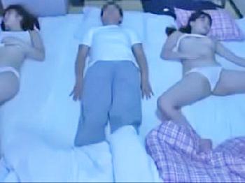 寝相が悪すぎる連れ子の娘たちと3Pパコ女子校生美少女顔射近親相姦のエロ動画