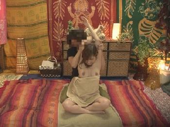 『ちょ、ちょっと見えてません?汗』巨乳ギャルにエロマッサージ→陰部を刺激されまくってなし崩しパコ盗撮のエロ動画