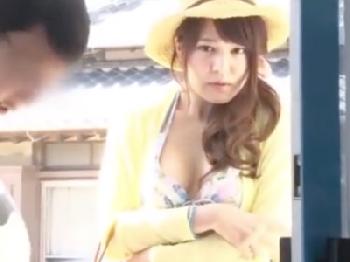 「え!?あ、ちょっと!」毎朝ノーブラですれ違う元芸能人の奥さんに強引にバック挿入!巨乳人妻ひなたまりんのエロ動画