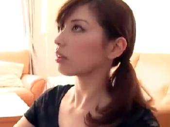 亡くなった夫の遺影の前で性的関係を強要されて辱しめを受ける未亡マダム人妻顔射のエロ動画