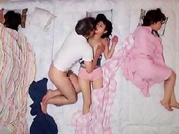 「なんであんな男と再婚すんだろうねW」連れ子と身体の相性は抜群だった義理の父親女子校生美少女近親相姦オナニーのエロ動画