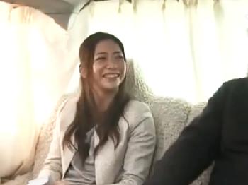 夫がいるにも関わらず若い男のピストンにイキ狂う素人主婦人妻のエロ動画